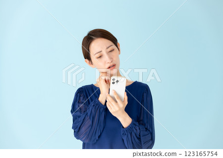 Woman, casual, portrait, smartphone, worries Woman, casual, portrait, smartphone, worries 123165754