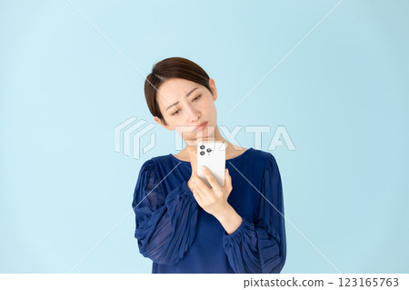 Woman, casual, portrait, smartphone, worries 123165763