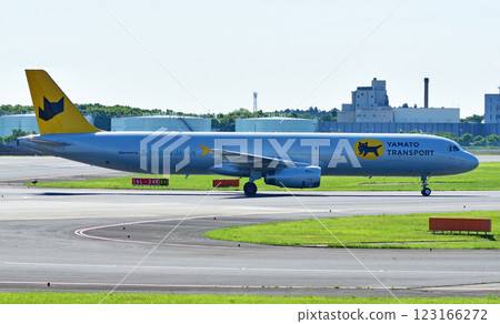 黑貓大和號 A321 飛機在成田機場滑行 黑貓大和號 A321 飛機在成田機場滑行 123166272
