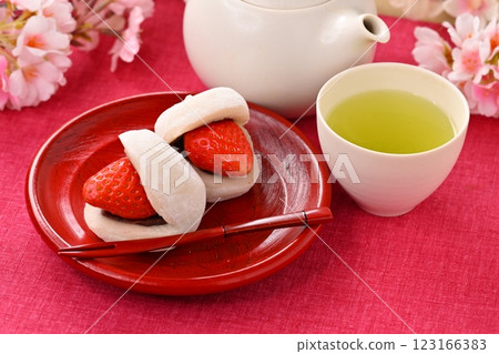 Spring Japanese sweets, strawberry daifuku, ichigo daifuku, ichigo daifuku. 123166383