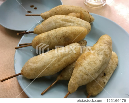 Enjoy authentic kushikatsu in Shinsekai, Osaka 123166476