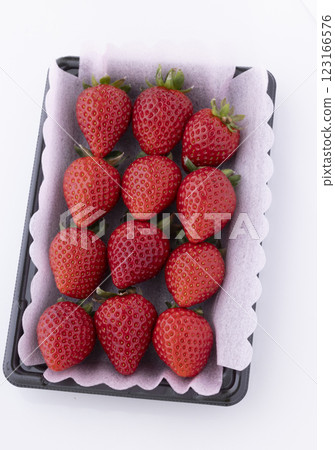 Packed strawberries Amaran 123166576