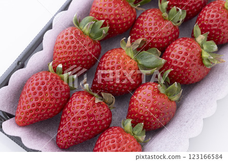 Packed strawberries Amaran 123166584