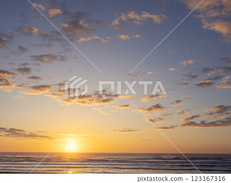 The sky and sea dyed in the morning sun: Kujukuri Coast 123167316