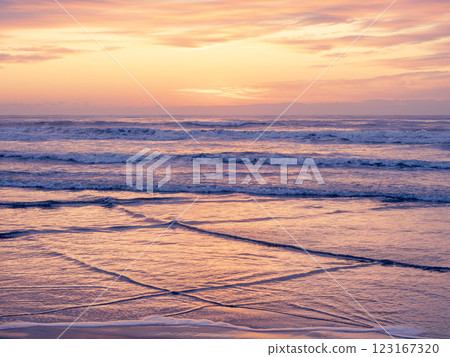 九十九里海岸日出前的紅紅大海與天空 九十九里海岸日出前的紅紅大海與天空 123167320