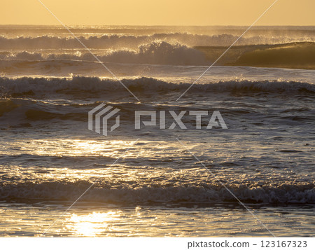 冬日的大海在清晨的陽光下閃閃發光 冬日的大海在清晨的陽光下閃閃發光 123167323