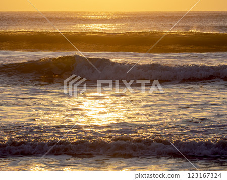 Kujukurihama, the winter sea shining in the morning sun 123167324