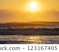 The sky and sea dyed in the morning sun: Kujukurihama 123167405