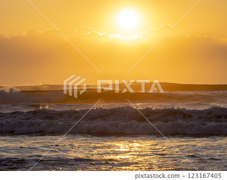 The sky and sea dyed in the morning sun: Kujukurihama 123167405