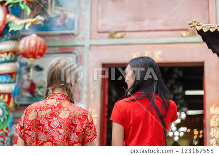 Celebrating chinese new year worship at the shrine city temple cultural event festive atmosphere wide angle tradition and devotion 123167555