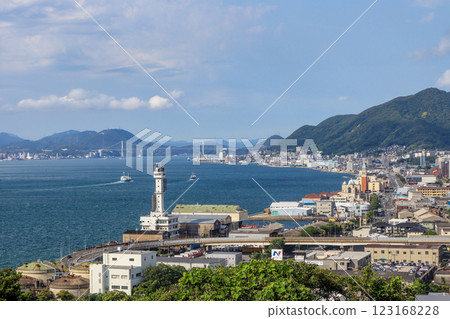 從北九州市小倉北區手向山公園眺望關門海峽 從北九州市小倉北區手向山公園眺望關門海峽 123168228