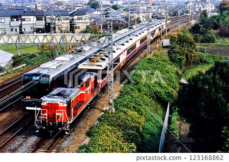 2006年 DD511183「尾座敷電車興奮組」在東海道本線上運行 123168862