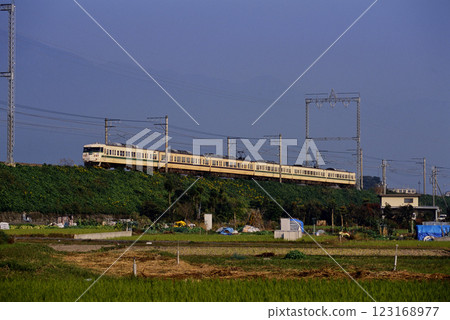 2006年：6列117系列本地列車在湖西線上運行 123168977
