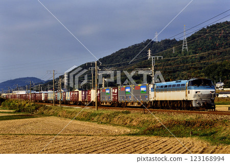 2006年運行於山陽本線的EF66102次貨櫃貨運列車 123168994