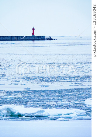 隆冬時節北海道鄂霍次克海的流冰與燈塔 123169048