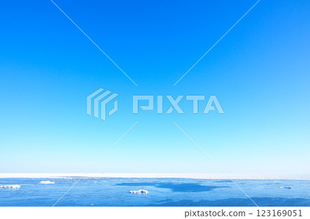 Drift ice and blue sky in the Sea of Okhotsk, Hokkaido, midwinter 123169051