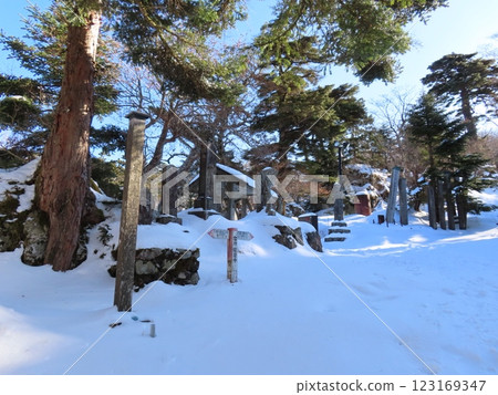 Sanjogatake in the depths of winter (the mountain trail leading to the snow-covered summit) Sanjogatake in the depths of winter (the mountain trail leading to the snow-covered summit) 123169347