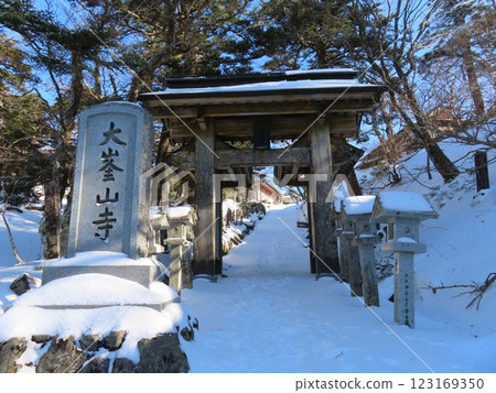 Sanjogatake in the depths of winter (the mountain gate at Omine-san Temple) 123169350