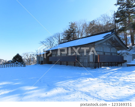 Sanjogatake in the depths of winter (a temple lodging on the snow-covered summit) 123169351