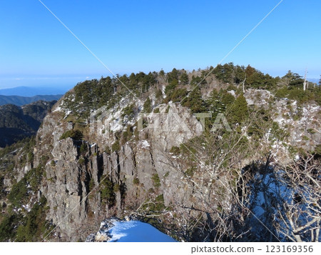 Sanjogatake in the cold winter (rock cliffs on the Shugendo trail) Sanjogatake in the cold winter (rock cliffs on the Shugendo trail) 123169356
