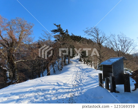 Sanjogatake in the depths of winter (the mountain trail leading to the snow-covered summit) 123169359