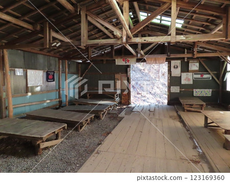 Sanjogatake in the harsh winter (the hiking trail that passes through the temple lodgings) 123169360
