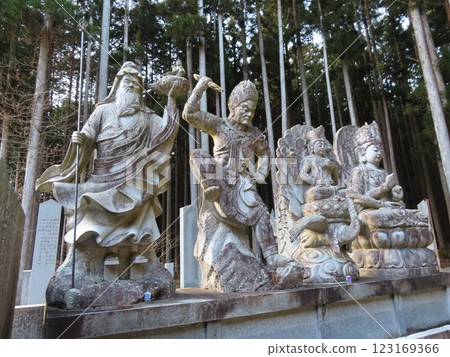 Sanjogatake in the depths of winter (stone statues enshrined in front of the Women's Barrier Gate) 123169366