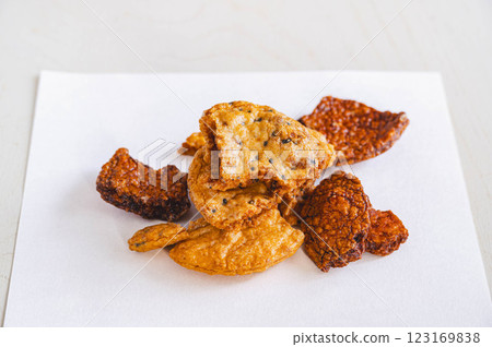Cracked rice cracker Cracked rice cracker 123169838