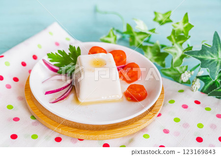 Yakko with sesame oil and pink salt 123169843