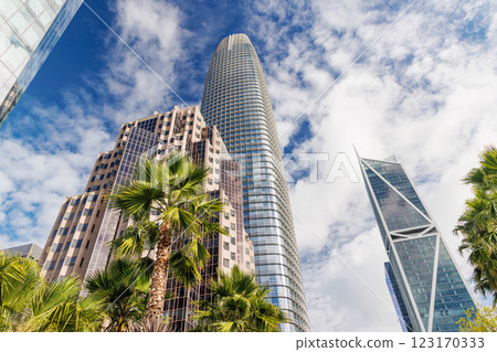 San Francisco's stunning skyscrapers rise against the sky 123170333