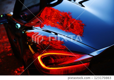 一輛黑色敞篷車,車身上倒映著秋葉 一輛黑色敞篷車,車身上倒映著秋葉 123170863