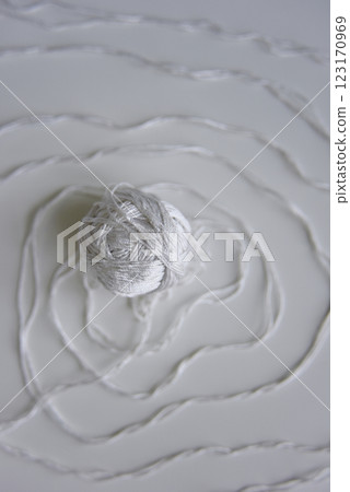 the spiral pattern of the white thread with ball 123170969