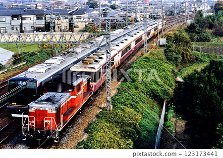 2006年 DD511183「尾座敷電車興奮組」在東海道本線上運行 123173441