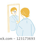 鏡子前穿著藍色和服的時尚女性 123173693