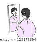 鏡子前一位身穿粉紅色和服的黑髮女子 123173694