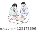 兩名身著樸素和服的女子正在展開包裝紙並檢查自己的和服 123173696