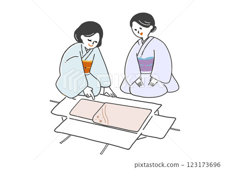 兩名身著樸素和服的女子正在展開包裝紙並檢查自己的和服 123173696
