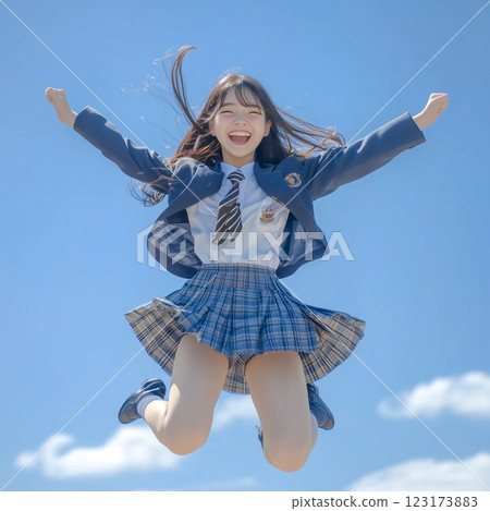 一名高中女生微笑跳躍 123173883