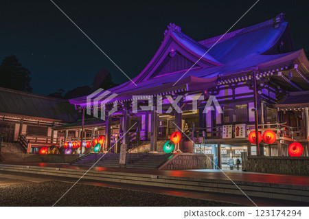 The main hall of Hodasan Son'eiji Temple in Fukuroi City and the illuminated Japanese umbrella art (Shizuoka Prefecture) 123174294