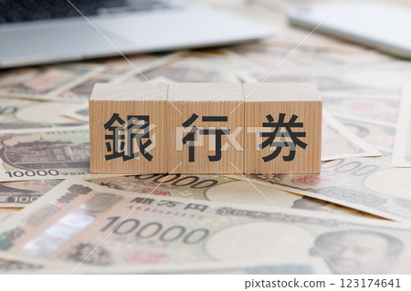 Block with the word banknotes written on it 123174641