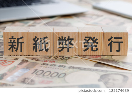 A block with the words "new banknotes issued" written on it 123174689