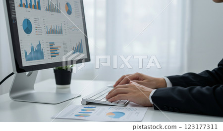 商務人士專注於數據分析的工作場景 123177311