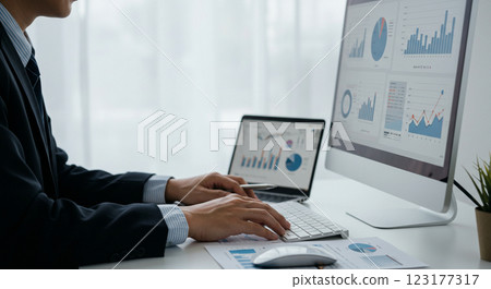 商務人士專注於數據分析的工作場景 商務人士專注於數據分析的工作場景 123177317