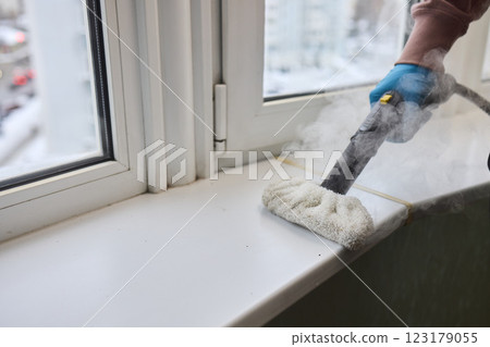 Using a Steam Roller to Clean Windows Effectively for a Beautiful and Sparkling Shine 123179055