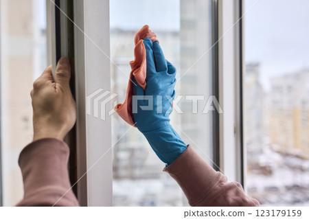 Utilizing a Cloth to Clean the Window for Achieving a Pristine and Sparkling Shine Effect 123179159