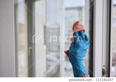 Utilizing a Cloth to Clean the Window for Achieving a Pristine and Sparkling Shine Effect 123180207