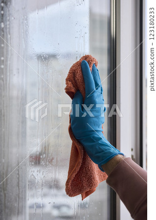 Utilizing a Cloth to Clean the Window for Achieving a Pristine and Sparkling Shine Effect 123180233
