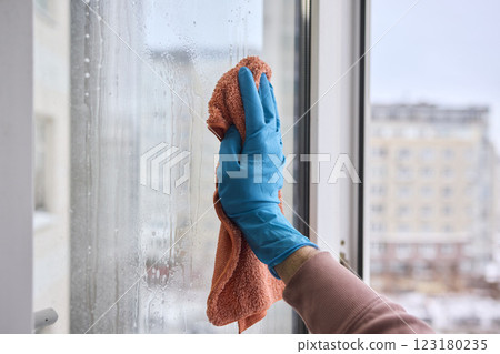 Utilizing a Cloth to Clean the Window for Achieving a Pristine and Sparkling Shine Effect 123180235