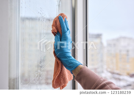 Utilizing a Cloth to Clean the Window for Achieving a Pristine and Sparkling Shine Effect 123180239