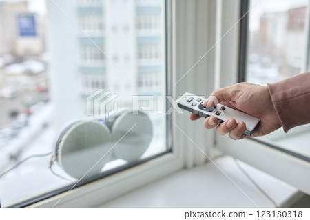 Introducing an Innovative Window Cleaning Gadget Designed Specifically for Urban Living Spaces 123180318